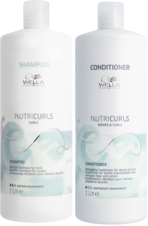 Zwei weiße Flaschen mit Shampoo und Conditioner für Locken, in hellblau und grau Akzenten mit welligen Designs.