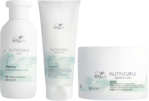 Drei Haarpflegeprodukte für Locken: Shampoo, Conditioner und Maske, alle in weißen Behältern mit hellgrünen Akzenten.