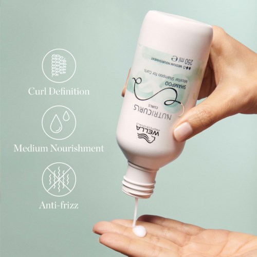 Shampooflasche mit Lockendefinition, mittlerer Pflege und Anti-Frizz. Hand gibt Produkt auf die Handfläche.