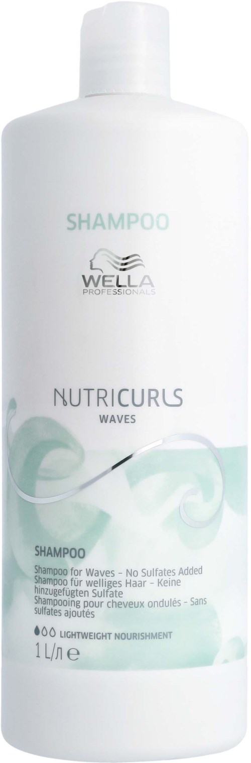 Een witte shampoo fles met groene en zwarte tekst, met golvend ontwerp en labels voor haarverzorging.