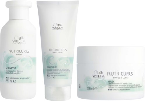 Tre Wella Nutricurls hårpleieprodukter: sjampo, balsam og maske. Alle er hvite med lysegrønne etiketter.