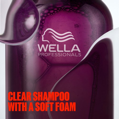 Een Wella Professionals shampoo fles met paarse vloeistof en een witte lepel. Tekst benadrukt zachte schuim voor haarwassen.