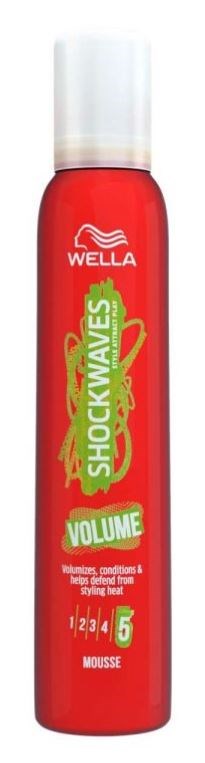 Eine rote Dose Wella Shockwaves Volume Mousse mit weißem Deckel und grüner Beschriftung.
