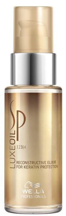 Een klein flesje haarverzorgingsproduct genaamd Luxe Oil voor keratine bescherming, door Wella Professionals, met een goud- en zilveren ontwerp.