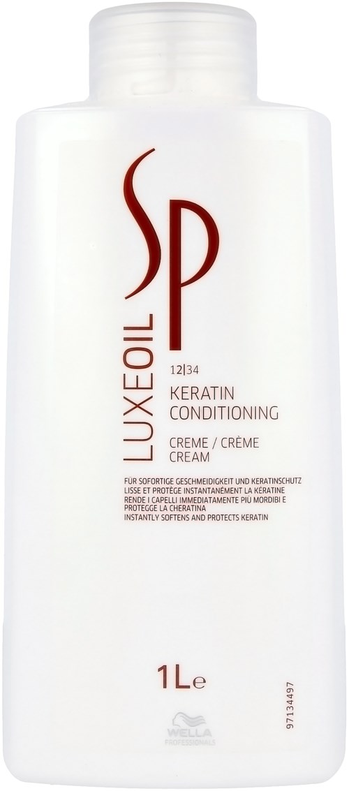 Een witte fles met SP keratinconditioner. Label toont merk, productdetails en inhoud van 1 liter.