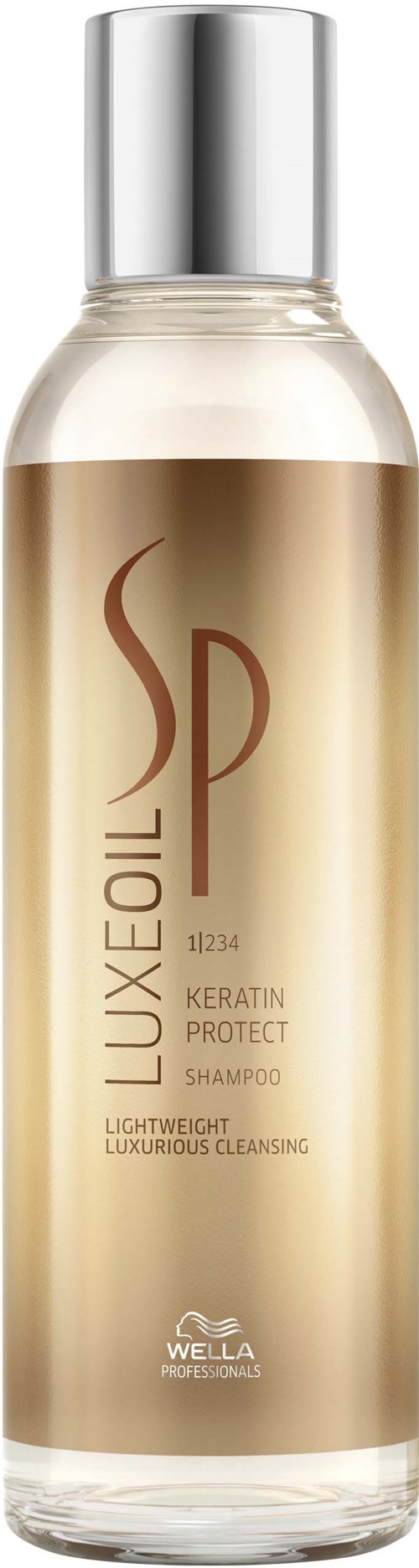 Een lange, doorzichtige fles met een zilveren dop, met label 'LUXE OIL,' bevat lichte vloeistof. Bevordert keratinescherming.