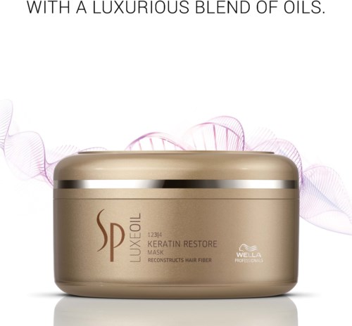 Een beige pot met gouden en zilveren details, gelabeld als haarmasker van Wella Professionals.