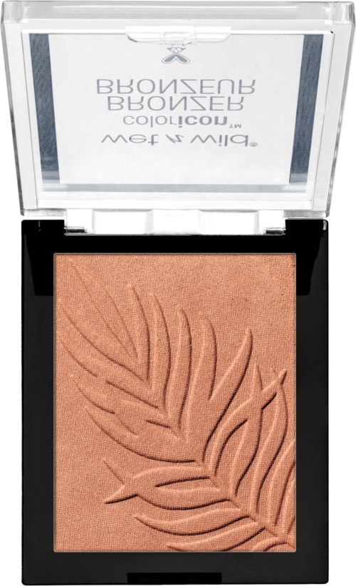 Een geperste poeder make-up product met een ingegraveerd bladontwerp in de transparante plastic verpakking.