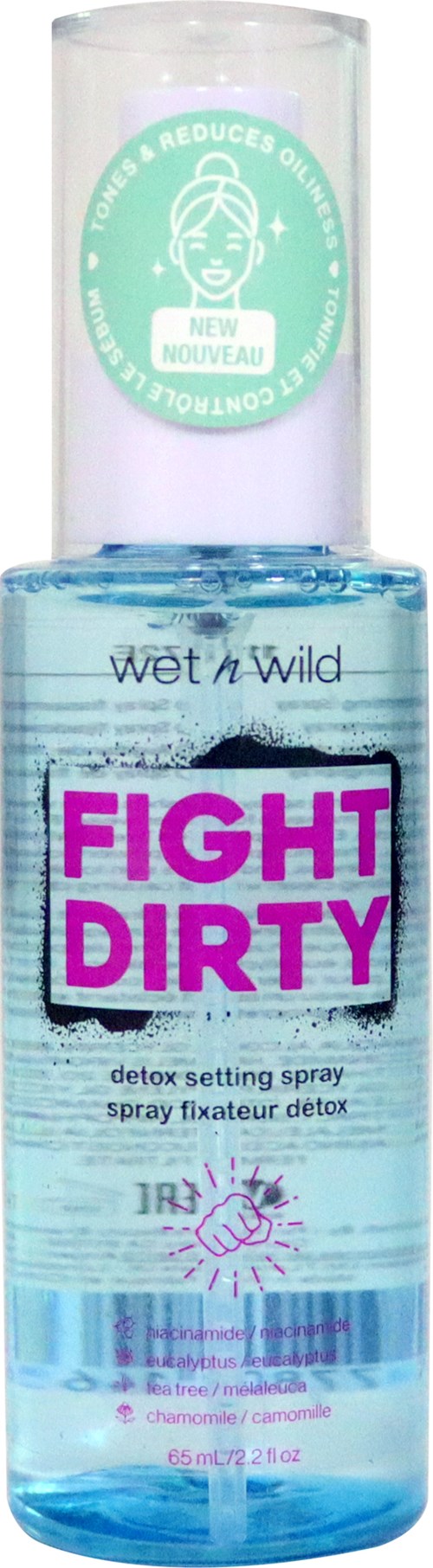 En klar sprayflaska med blå vätska och rosa samt lila text som säger "FIGHT DIRTY." Det är en detox setting spray från Wet n Wild.