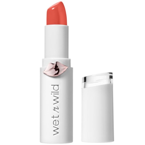 Ein Lippenstift mit einem rosa-orange Farbton in einem weißen Röhrchen mit der Aufschrift 'wet n wild'. Der Deckel ist abgenommen, zeigt den Lippenstift.