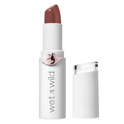 Een beige lipstick in een witte tube met "Wet n Wild" erop, en de dop is eraf.