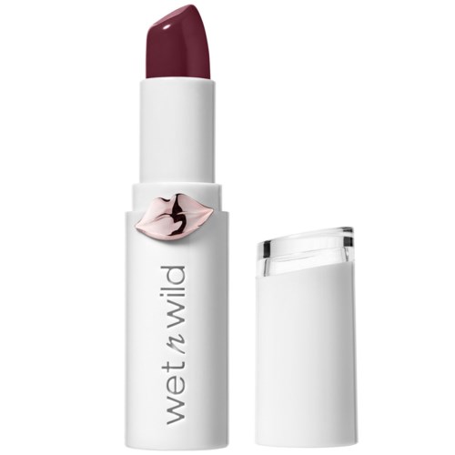 Ein Lippenstift mit dunkler Farbe, in einem weißen Röhrchen mit silberner Kappe, mit einem Lippenaufkleber.