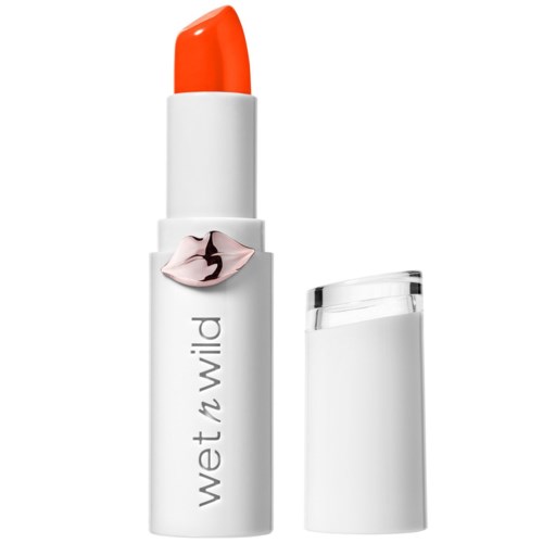Ein Lippenstift mit orange Farbe in einem weißen Gehäuse, teilweise geöffnet, zeigt den Lippenstift. Das Gehäuse hat Text und Lippen-Design.