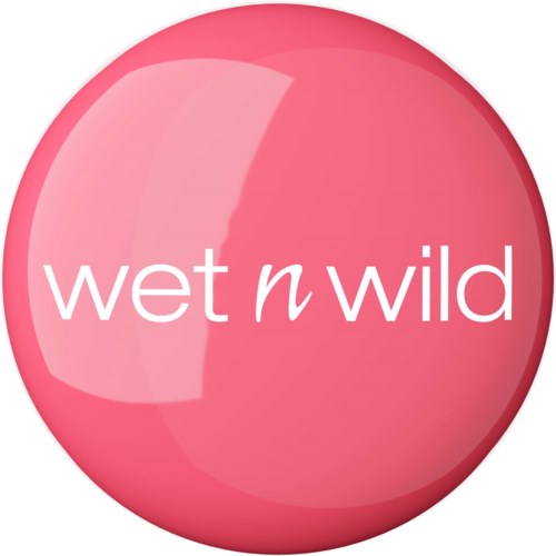 Wet n Wild-logo på en glansfull rosa sirkulær bakgrunn.