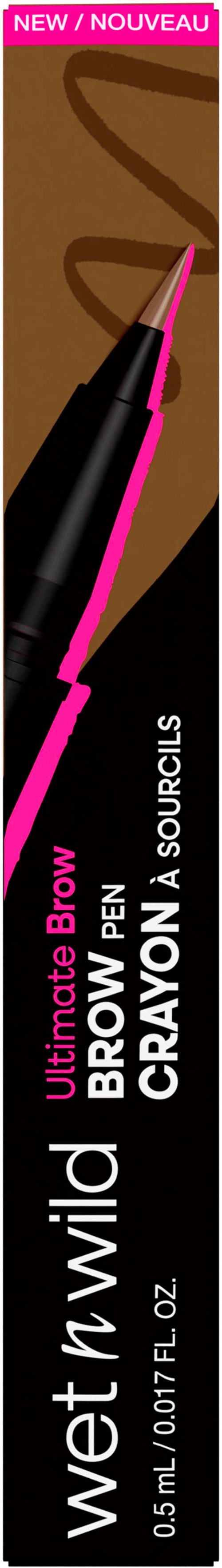 Vannfast øyenbrynspenn i hånden med makeup-svinger i bakgrunnen, merket som en waterproof ultimate brow pen.