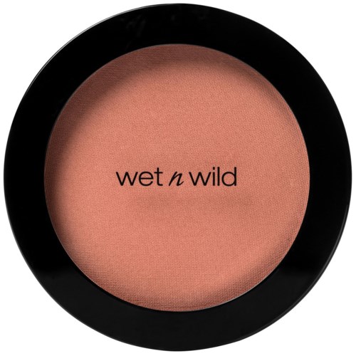 Een ronde make-up blusher container met de merknaam 'wet n wild' in het midden, gevuld met lichtroze poeder.