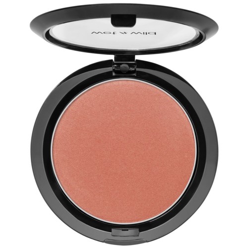 Een ronde blush compact met zwarte behuizing en doorzichtig deksel. De blushkleur is perzikroze.