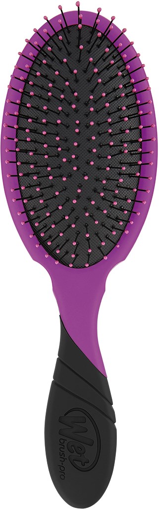 Een paarse haarborstel met zwarte vulling en roze getipte borstelharen. Met een gebogen handvat.