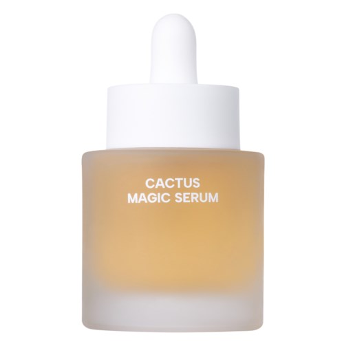Eine kleine Flasche mit Tropfenverschluss mit der Aufschrift 'Cactus Magic Serum'. Die Flasche ist matt und enthält eine beigefarbene Flüssigkeit.