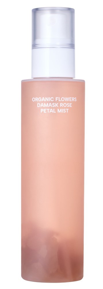 Eine lange, rosa Flasche mit klarer Kappe, beschriftet 'Organic Flowers Damask Rose Petal Mist' für Hautpflege.