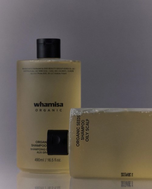 Zwei Flaschen mit Bio-Shampoo und Seife, eine steht und die andere liegt, mit einfachen Etiketten und schlichtem Design.