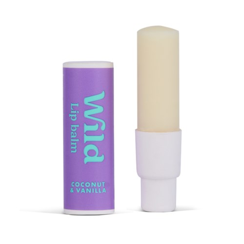 Lila und weißer Lippenpflegestift mit 'Wild'-Label, Kokos und Vanille, mit offenem Balm.