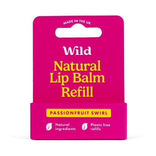 Roze doos met handvat, label zegt "Wild Natural Lip Balm Refill," gele en witte tekst, vermeldt natuurlijke ingrediënten.