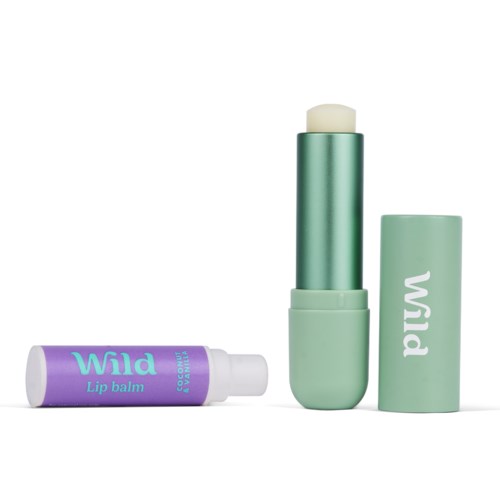 Een mintgroene lippenbalsemtube met een afneembare dop en een paarse lippenbalsembal met blauwe tekst.