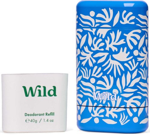 Een wit deodorantrefillcontainer met groene tekst en een lang blauwe container met witte abstracte bladpatronen.