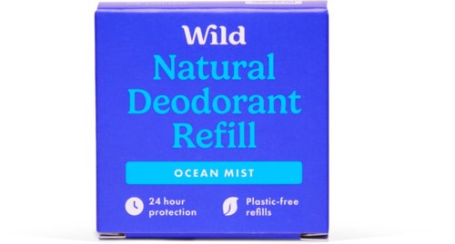 Blauwe doos met wild Natural Deodorant refill met oceaangeur, benadrukt 24 uur bescherming en milieuvriendelijke navullingen.