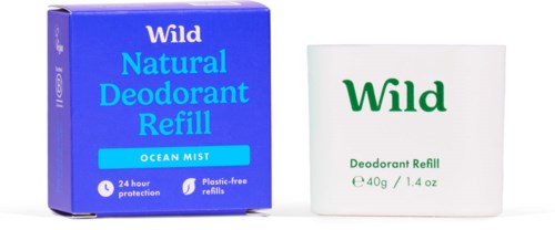Een witte container met groene tekst getiteld "Wild" en een blauwe doos met paarse en blauwe tekst voor deodorantnavulling.