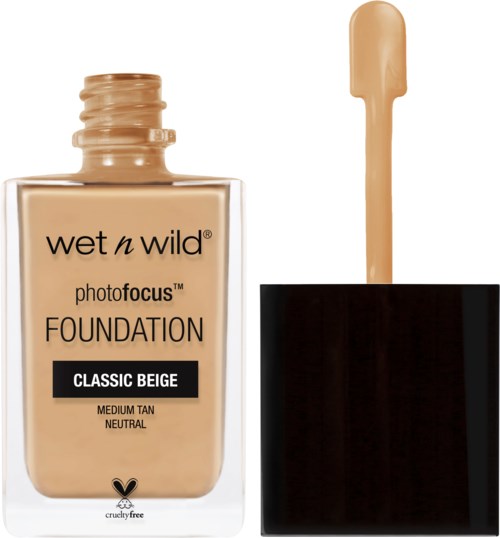 Een flesje wet n wild foundation in klassiek beige met een applicator borsteltje ernaast.