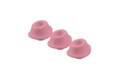 Drei rosa Hörgeräte-Ohrstücke in verschiedenen Größen, zum Anpassen von Hörgeräten.