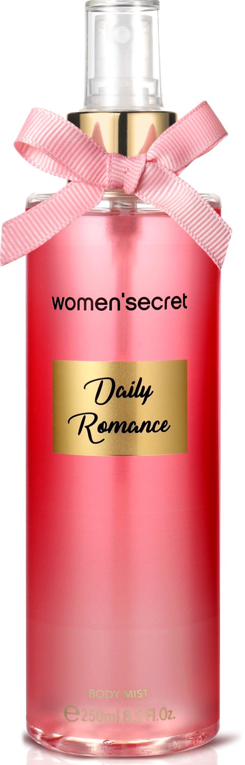 Lichte roze sprayfles met roze lint, gelabeld 'Women'Secret Daily Romance'.