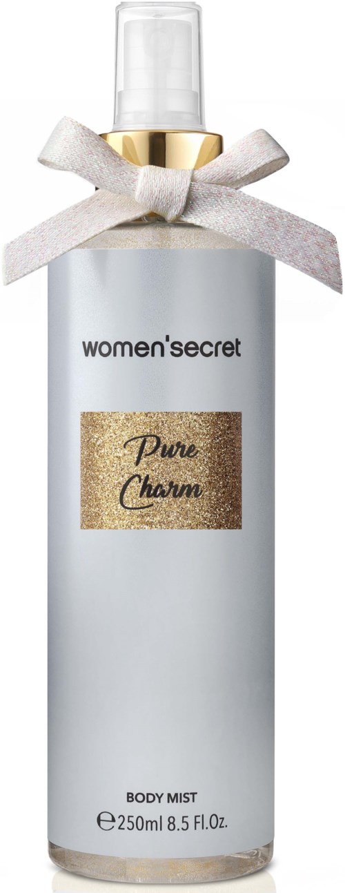 Een lange, witte body mist fles met een goudkleurig label en een wit lint rond de hals.