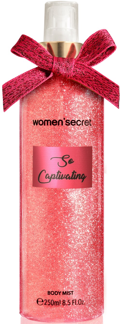 En rosa kroppssprayflaske med et rødt bånd i en sløyfe, merket 'women secret' og 'captivating.'