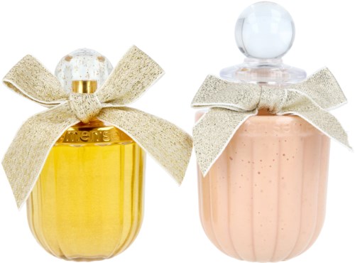 Twee parfumflesjes met strikken, een geel en een roze, staan tegen een witte achtergrond.