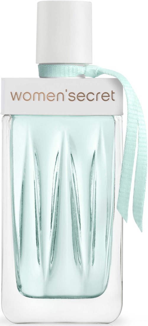 Een doorzichtige parfumfles met een witte dop, gemarkeerd 'women’secret', en een lichtblauw lint rond de hals.