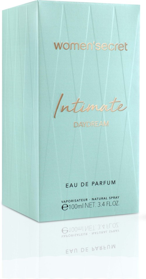 Een pastelblauwe doos met gouden en roze tekst voor vrouwenparfum genaamd 'Intimate Daydream'.