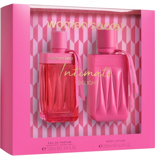 Lys rosa emballasje med to flasker merket 'women'secret', den ene er parfyme og den andre kroppslotion, i en rosa eske.