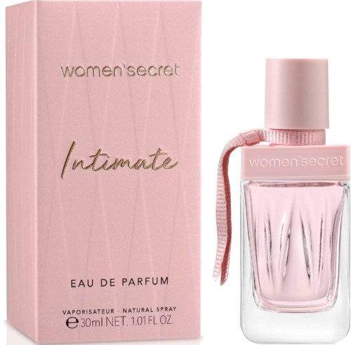 Een roze doos en een parfumfles met label 'women s secret intimate' en een roze dop en lint.