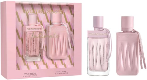 Twee parfumflesjes en een doos met roze en gouden ontwerp, gemarkeerd 'women secret', vormen een cadeau set.