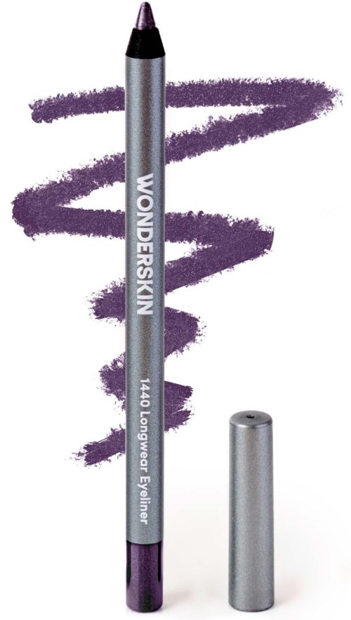 Lila ögonskuggspenna med lock, och svarta lila ögonmakeup bakom.
