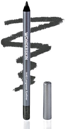 En grå penna med svart lock, märkt 'WONDERSKIN' och '140 Long Wear Eyeliner'. Lock borttagen, ritar svarta linjer.
