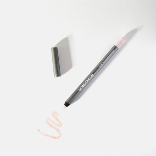 Een zwarte marker zonder de dop, tekent vage roze lijnen op wit papier.