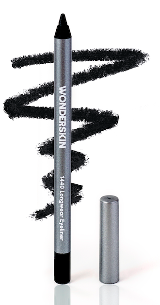 En svart penna med en silverfärgad lock, märkt 'WONDERSKIN 140 Longwear Eyeliner,' har en svart linje tecknad i ett zigzagmönster.