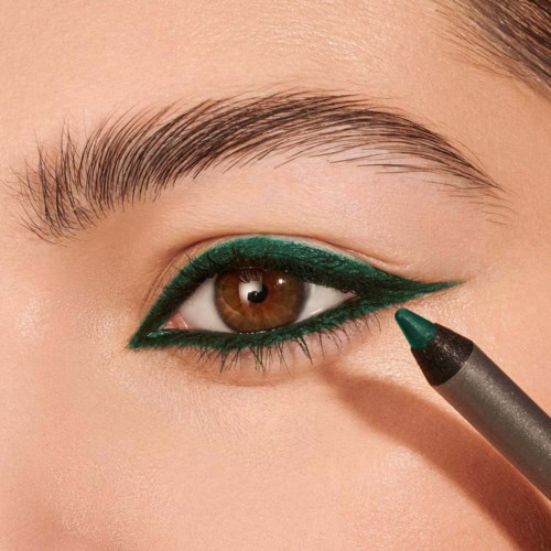 En persons öga med djärv grön ögonsmink och en matchande grön eyelinerpennor som används.