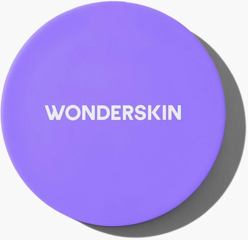 En lila cirkulär logotyp med orden "WONDERSKIN" i vitt text.