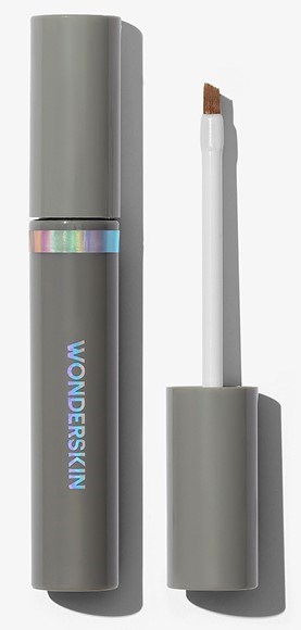 Ein grauer Lippenstift mit holografischem Streifen und "WONDERSKIN"-Schrift. Der Deckel ist offen, zeigt den Applikator.