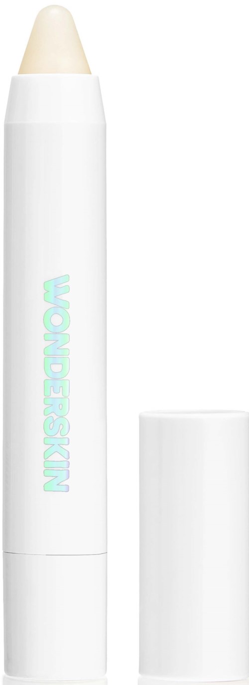 Een witte make-uppen zonder dop, toont een glad, beige kleurtje. De merknaam is lichtblauw.